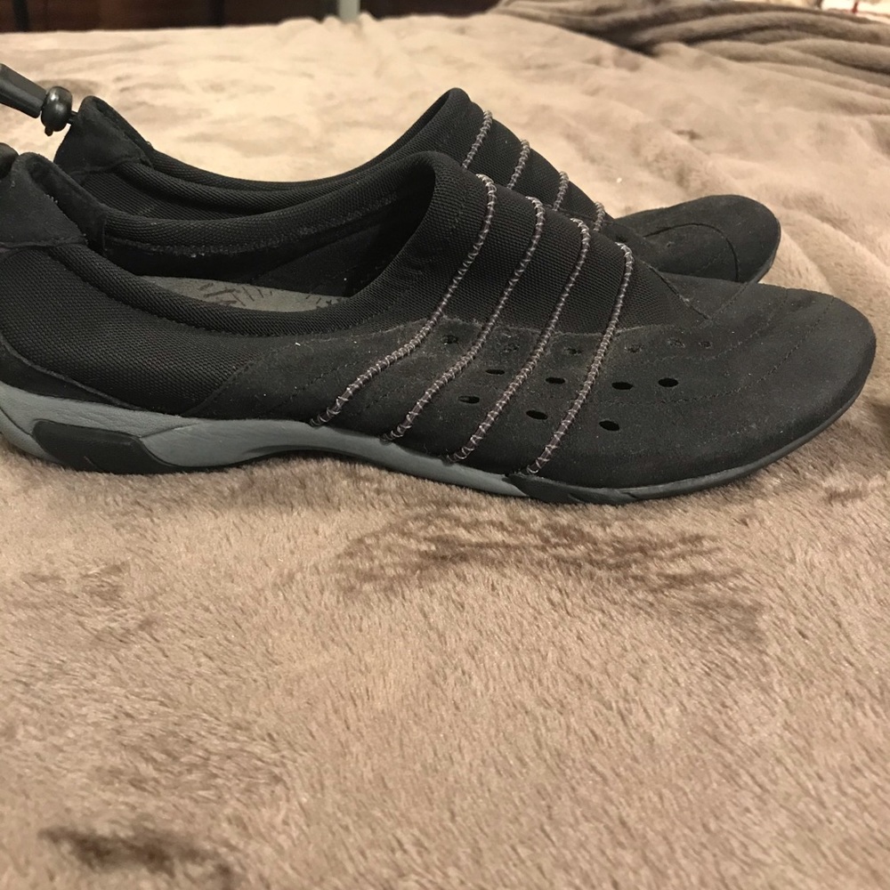 Women’s hush puppies energize flats